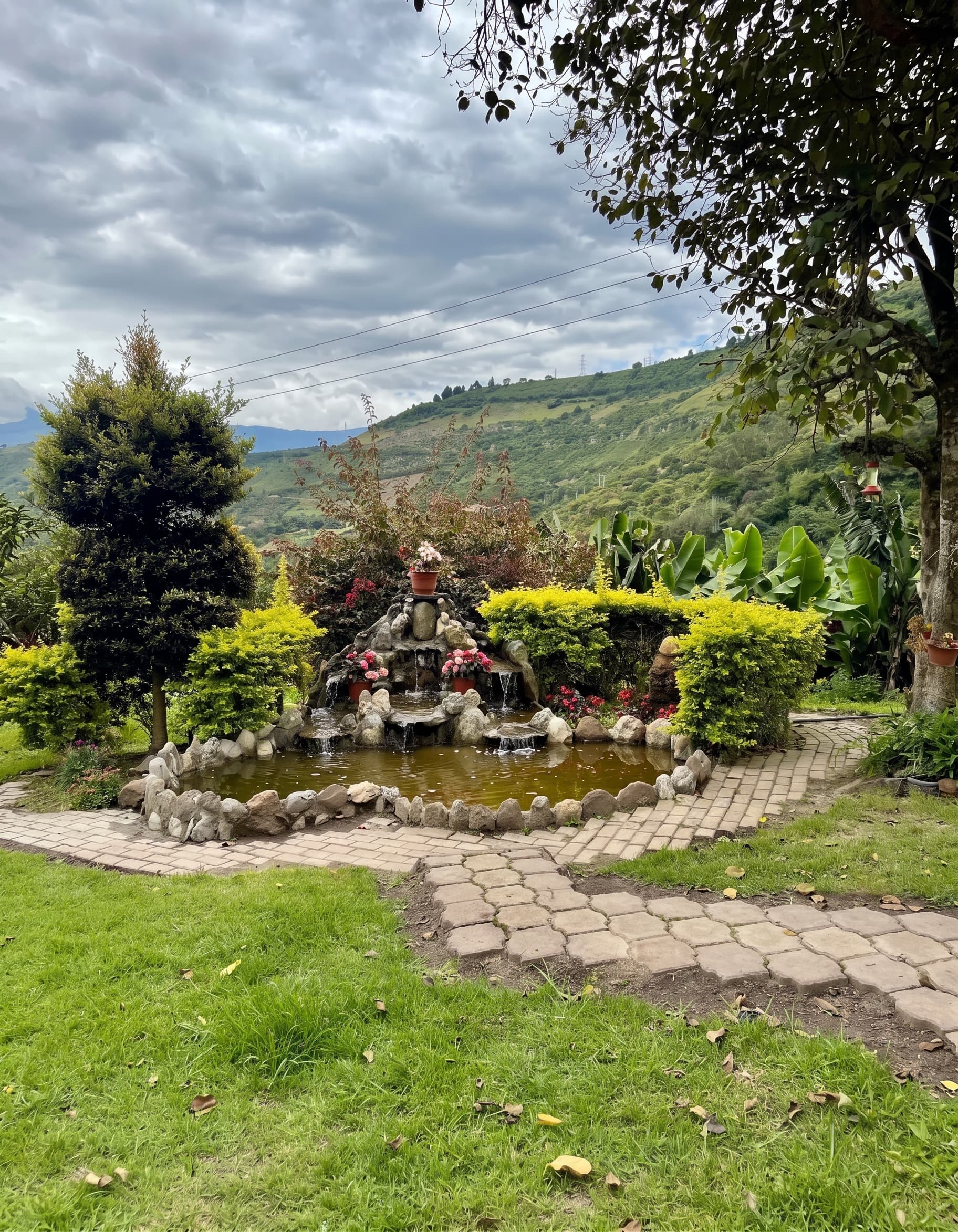 Jardín y fuente del restaurante